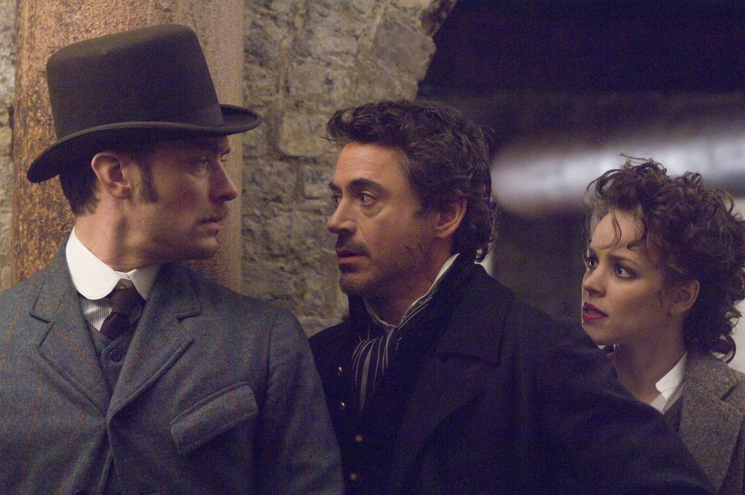 Ein neues Rätsel tut sich für Sherlock Holmes (Robert Downey Jr., M.) und seinen Gehilfen Watson (Jude Law, l.) auf, in dem der Meisterdetektiv auf... - Bildquelle: © Warner Brothers