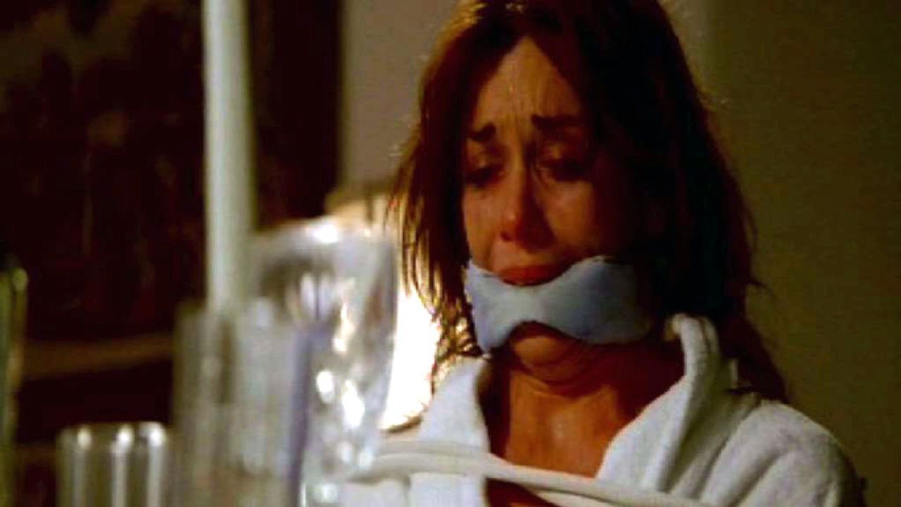 Im Süden der USA treibt sich ein gewiefter Serienmörder herum, der seine Opfer (Yara Brighton) zu Tode foltert. - Bildquelle: Touchstone Television