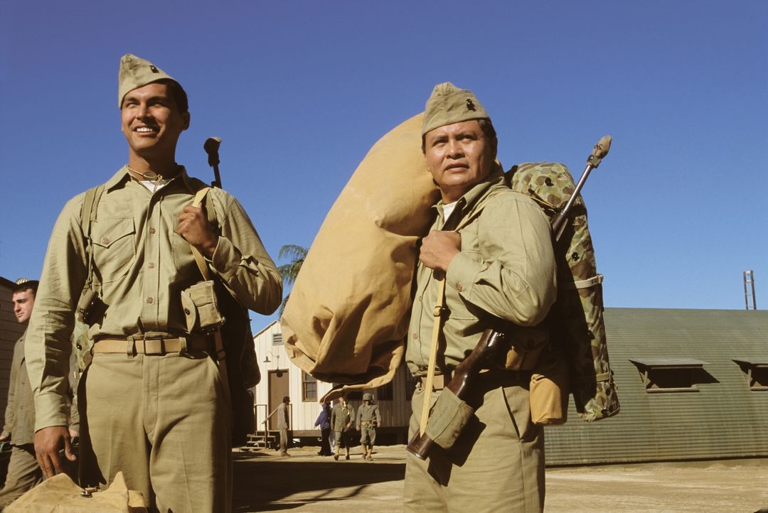 Die Navajo-Indianer Ben Yahzee (Adam Beach, l.) und Charlie Whitehorse (Roger Willie, r.) kommen im Zweiten Weltkrieg  als Code-Funker auf einen Stü... - Bildquelle: 2002 METRO-GOLDWYN-MAYER PICTURES INC.. All Rights Reserved