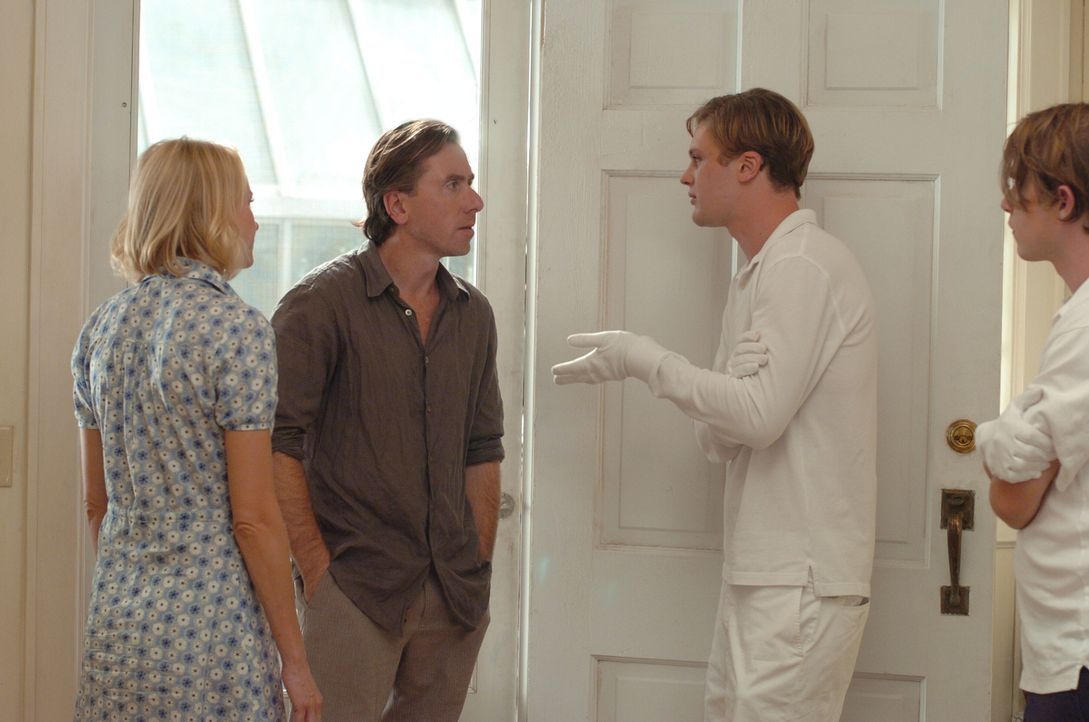 Die Stimmung scheint zu kippen: Ann (Naomi Watts, l.) und George (Tim Roth, 2.v.l.) bitten die beiden jungen Männer Paul (Michael Pitt, 2.v.r.) und... - Bildquelle: 2008 Warner Brothers
