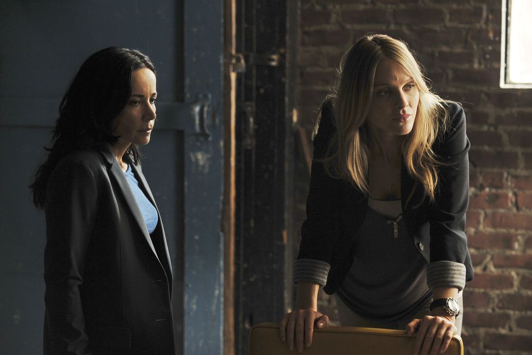Ein neuer Fall beschäftigt Gina (Beau Garrett, r.) und Beth (Janeane Garofalo, l.) ... - Bildquelle: ABC Studios