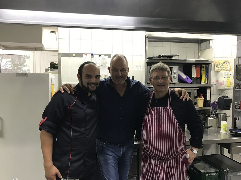 Jörgs Schäfers (r.) altmodische Kochweise und fehlendes Marketing im herrschaftlich-idyllische Hotel-Restaurant Wittekindsquelle sind nur die gering... - Bildquelle: kabel eins