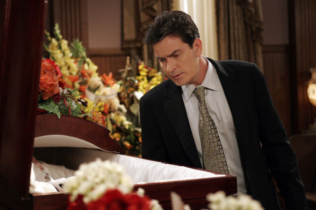 Charlie (Charlie Sheen) nimmt Abschied von Harry und hofft dabei, eine Frau auf der Beerdigung aufreißen zu können ... - Bildquelle: Warner Bros. Television