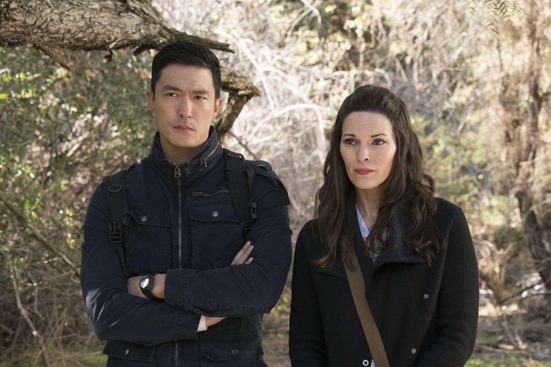 Geben alles, um den Mörder einer Amerikanerin in Nepal zu finden: Clara Seger (Alana De La Garza, r.) und Matt Simmons (Daniel Henney, l.) ... - Bildquelle: Monty Brinton 2016 CBS Broadcasting, Inc. All Rights Reserved