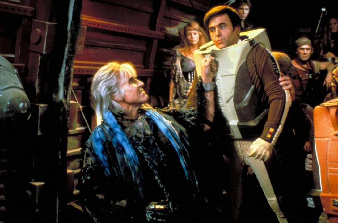 Cmdr. Chekov (Walter Koenig, r.), erster Offizier des Raumschiffs Reliant, gerät in die Fänge von Khan (Ricardo Montalbán, l.) &#8230; - Bildquelle: Paramount Pictures