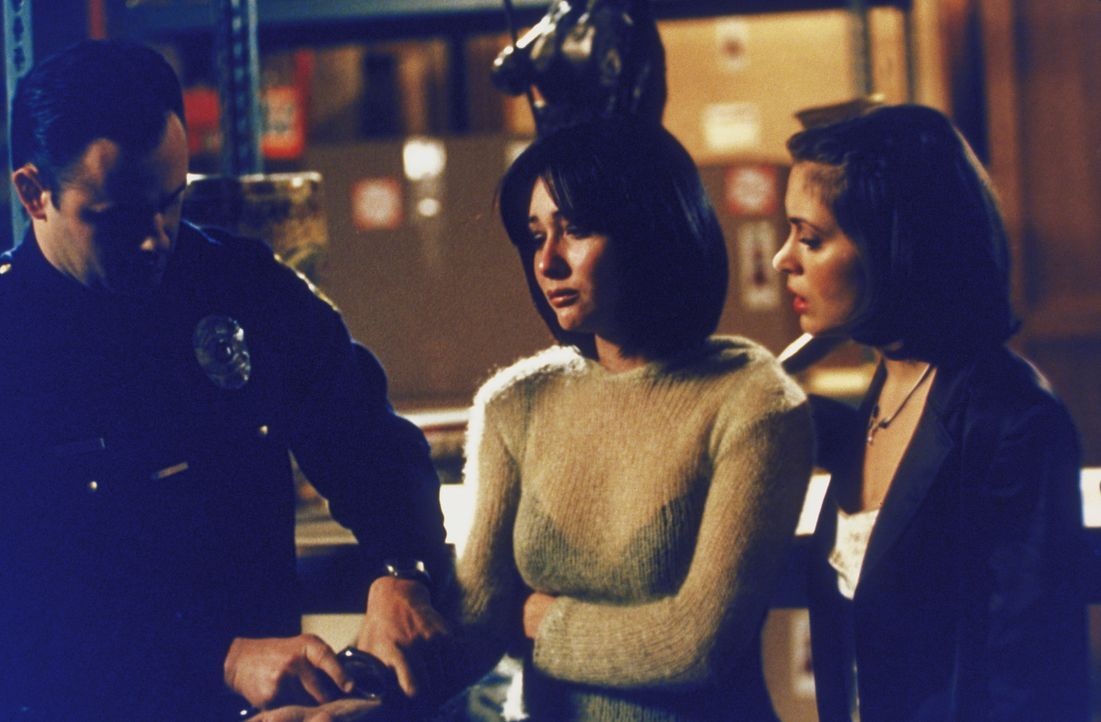 Phoebe (Alyssa Milano, r.) begleitet ihre Schwester Prue (Shannen Doherty, M.) ins Gefängnis. - Bildquelle: Paramount Pictures