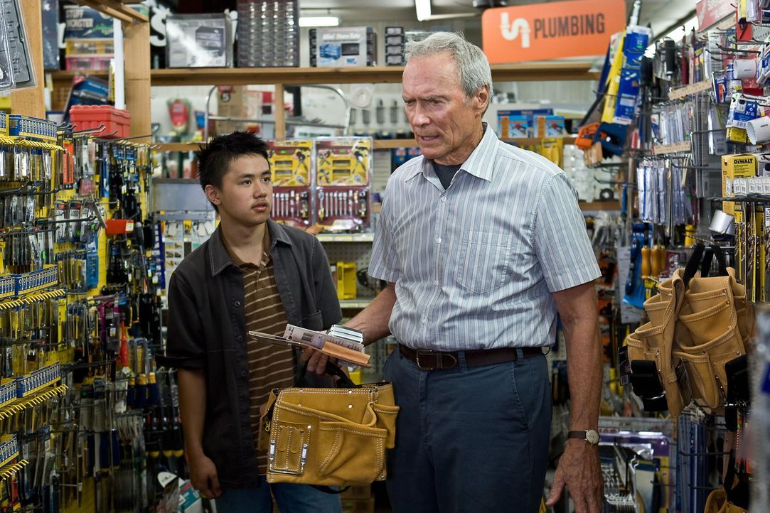 Aus dem verbitterten alten Walt (Clint Eastwood, r.) wird dank seines jungen Nachbarn Thao (Bee Vang, l.) ein anderer Mensch ... - Bildquelle: Warner Bros