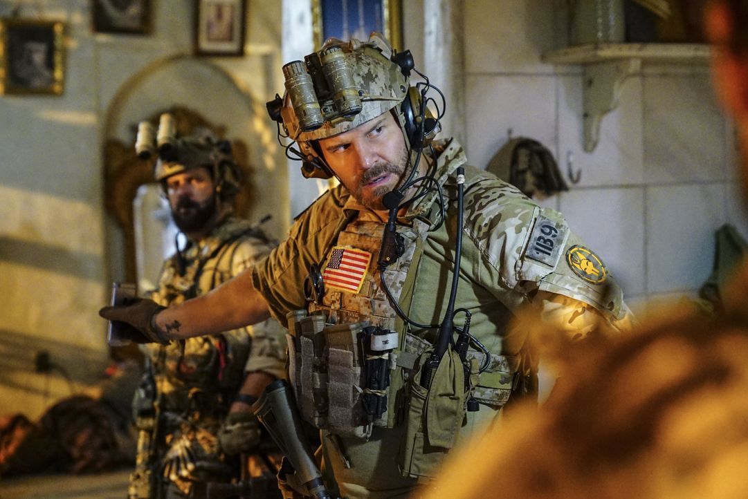 Die Einheit um Jason Hayes (David Boreanaz) muss das Handy eines Terrorverdächtigen aufspüren - doch dann begeht ein Teammitglied einen folgenschwer... - Bildquelle: Sonja Flemming CBS   2017 CBS Broadcasting, Inc. All Rights Reserved / Sonja Flemming