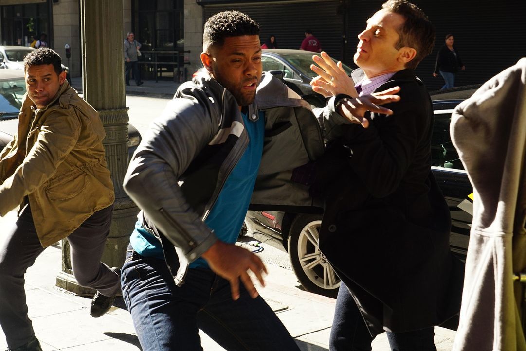 Warum versucht Bolt (Roshawn Franklin, M.) der Verhaftung durch Esposito (Jon Huertas, l.) und Kevin (Seamus Dever, r.) zu entkommen, wenn er doch u... - Bildquelle: Richard Cartwright ABC Studios