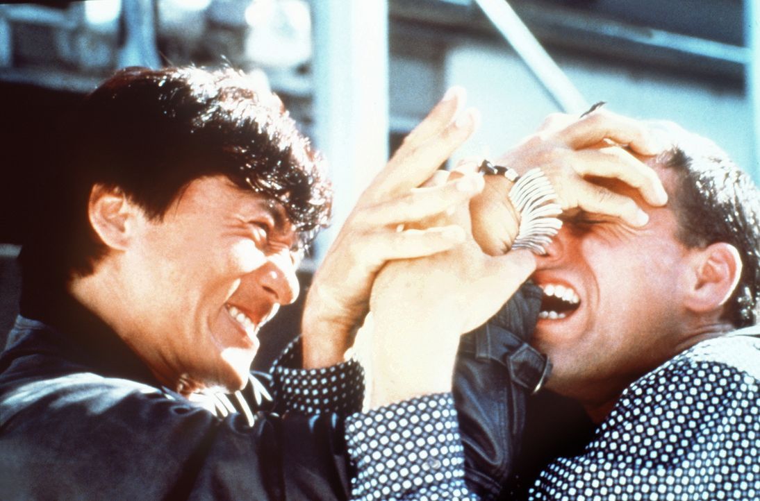 Ein fairer Kampf, doch gegen Whoami (Jackie Chan, r.) hat der arme Mann wohl keine Chance ... - Bildquelle: Columbia TriStar Film