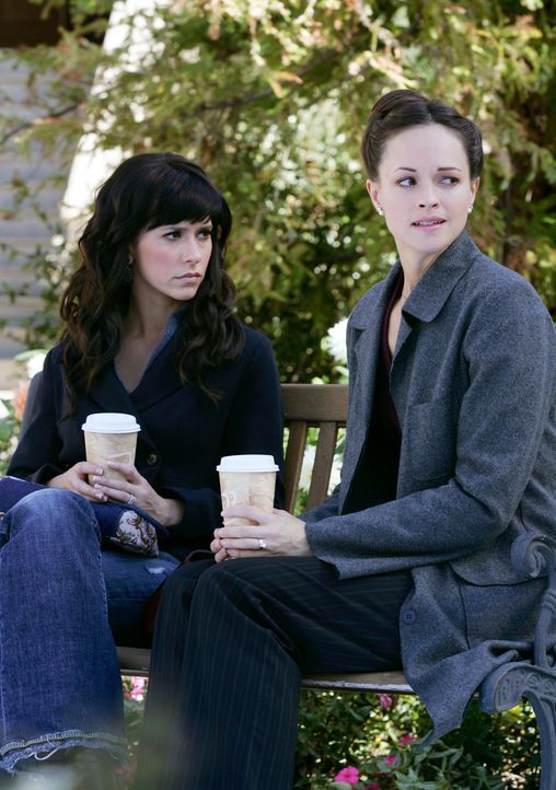 Lisa (Susan May Pratt, r.), eine Bekannte von Melinda (Jennifer Love Hewitt, l.) wird von der Geisterbraut verfolgt. Sie bittet Melinda um Hilfe ... - Bildquelle: ABC Studios