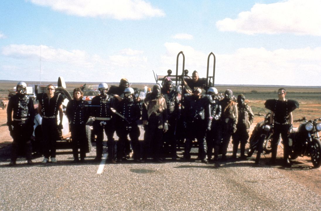 Die Konstrukteure einer kleinen Öl-Raffinerie werden von einer brutalen Motorrad-Bande unter der Führung des sagenumwobenen Humungus belagert. - Bildquelle: Warner Bros.