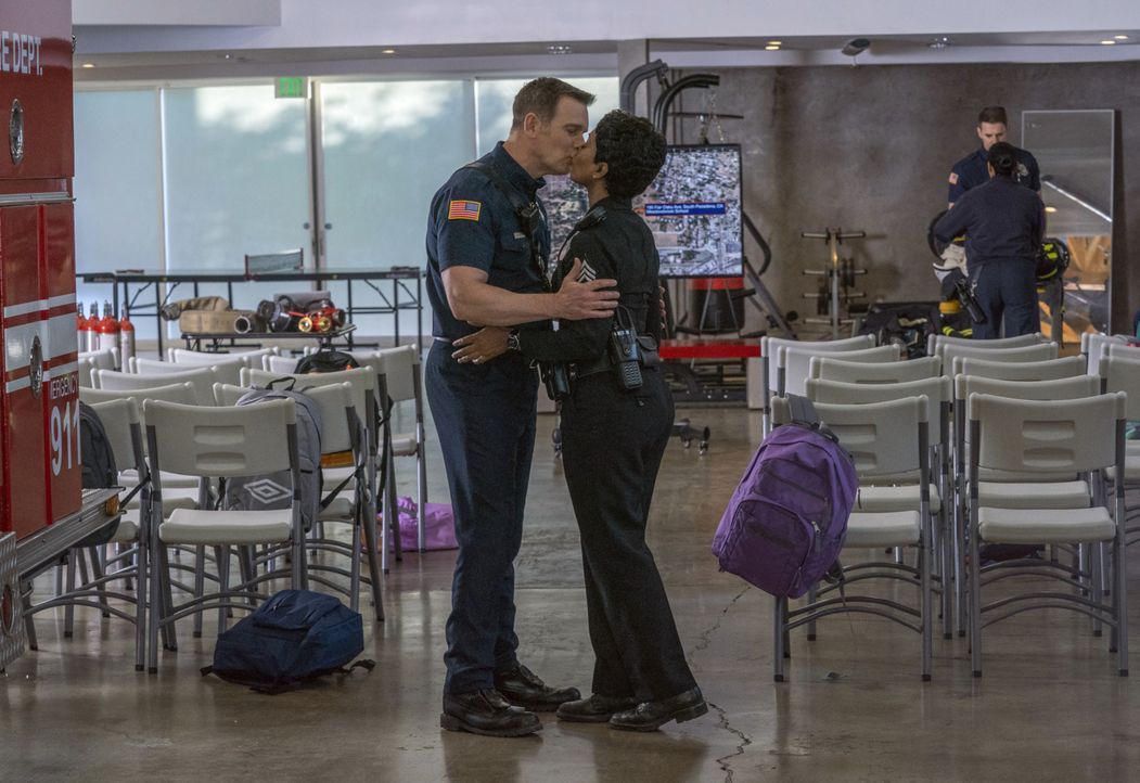 Bobby Nash (Peter Krause, l.); Athena Grant (Angela Bassett, r.) - Bildquelle: Jack Zeman 2018-2019 Twentieth Century Fox Film Corporation. All rights reserved. / Jack Zeman