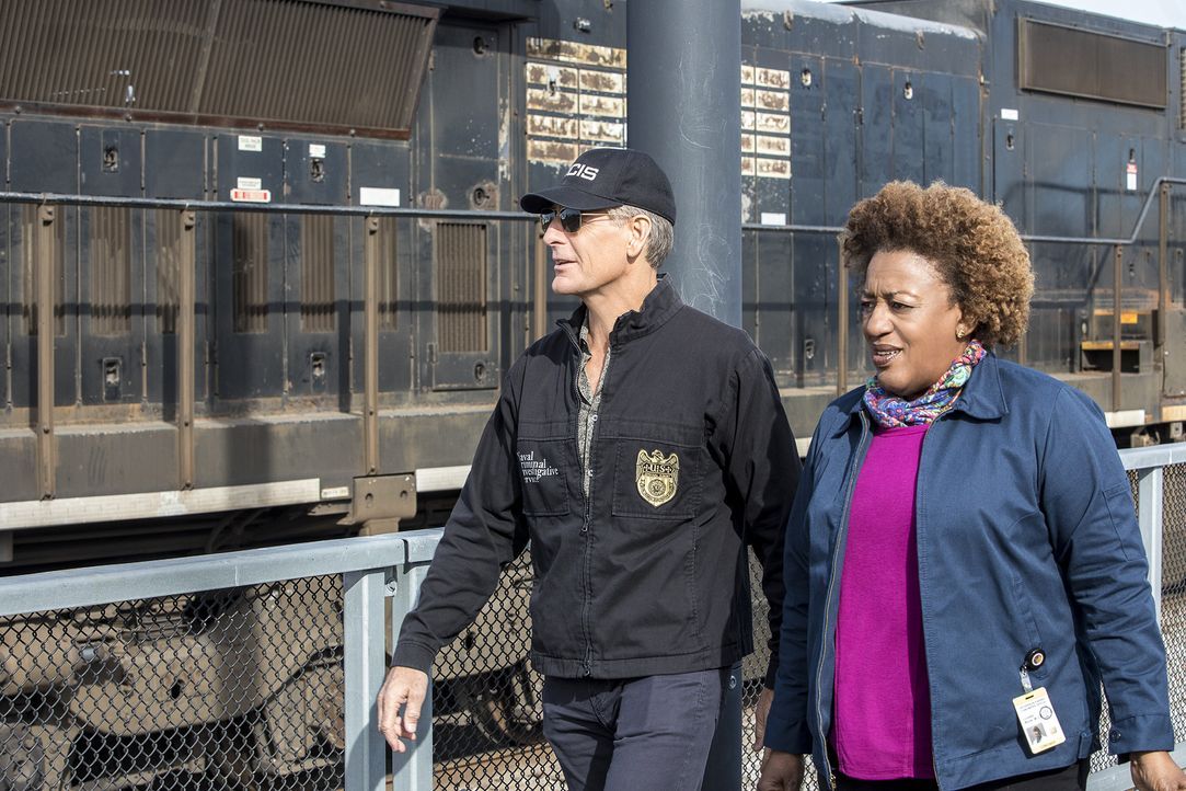 (v.l.n.r.) Dwayne Pride (Scott Bakula); Dr. Loretta Wade (CCH Pounder) - Bildquelle: Skip Bolen 2017 CBS Broadcasting, Inc. All Rights Reserved / Skip Bolen