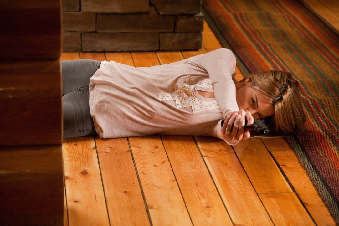 Muss zuerst Chance töten, um an ihr eigentliches Ziel zu kommen: Spionin Angie (Lauren German) ... - Bildquelle: 2011  Warner Bros.