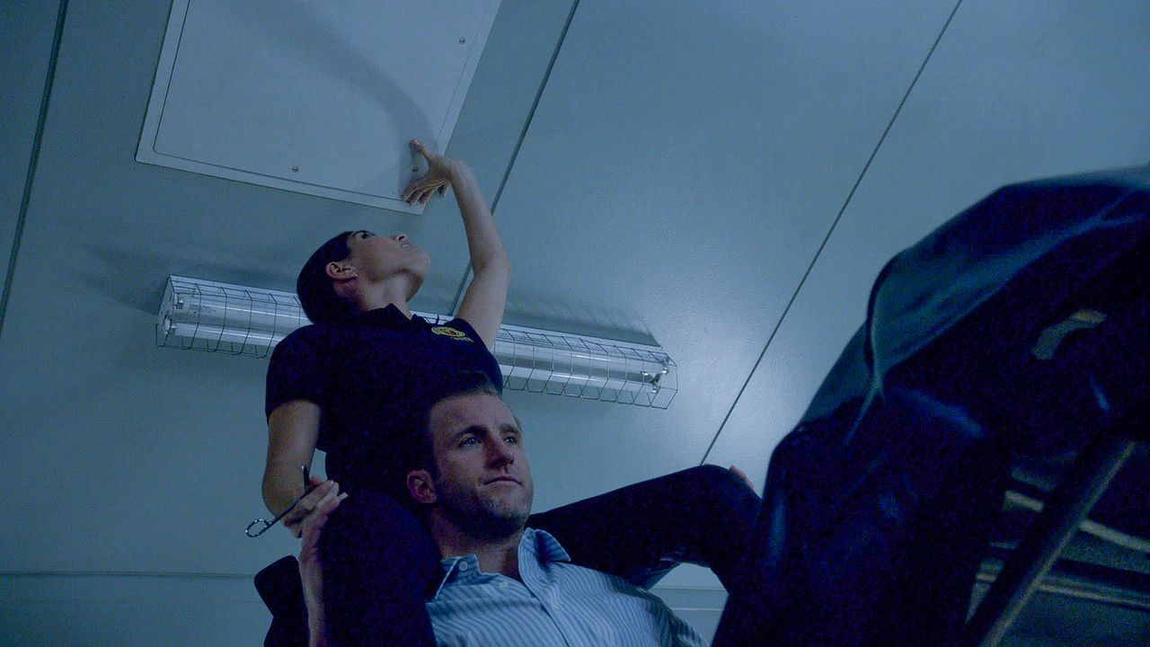 Danny (Scott Caan, unten) kann es kaum fassen, er sitzt zusammen mit Dr. Shaw (Amanda Setton, oben) und einer Leiche im Aufzug fest ... - Bildquelle: 2015 CBS Broadcasting Inc. All Rights Reserved.