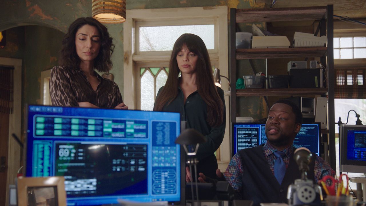 (v.l.n.r.) Hannah Khoury (Necar Zadegan); Tammy Gregorio (Vanessa Ferlito); Patton Plame (Daryl 'Chill' Mitchell) - Bildquelle: 2021 CBS Broadcasting Inc. All Rights Reserved.
