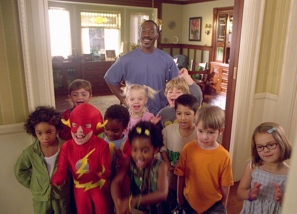Charlie (Eddie Murphy, hinten) hat die Kids fest im Griff ... - Bildquelle: 2004 Sony Pictures Television International. All Rights Reserved.