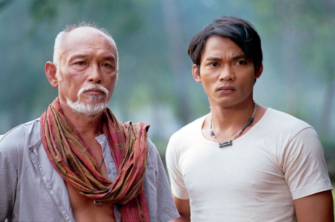 Kham (Tony Jaa, r.) und sein Vater (Sotorn Rungruaeng, l.) genießen ihr beschauliches Leben am Land. Doch dann setzen brutale Wilderer der Idylle ei... - Bildquelle: e-m-s the DVD-Company
