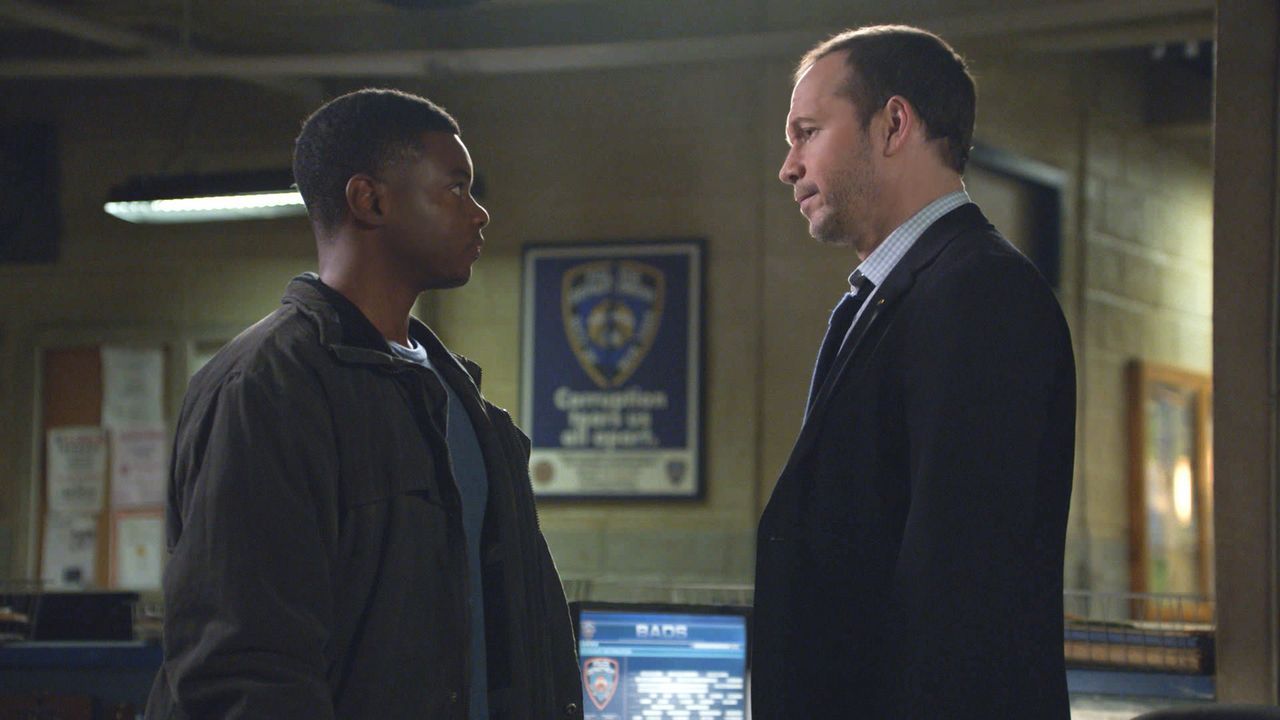 Danny (Donnie Wahlberg, r.) ist Geschworener im Mordprozess gegen Deshawn Williams (J.Mallory McCree, l.). Dort entwickelt er sich zum einzigen Fürs... - Bildquelle: 2013 CBS Broadcasting Inc. All Rights Reserved.