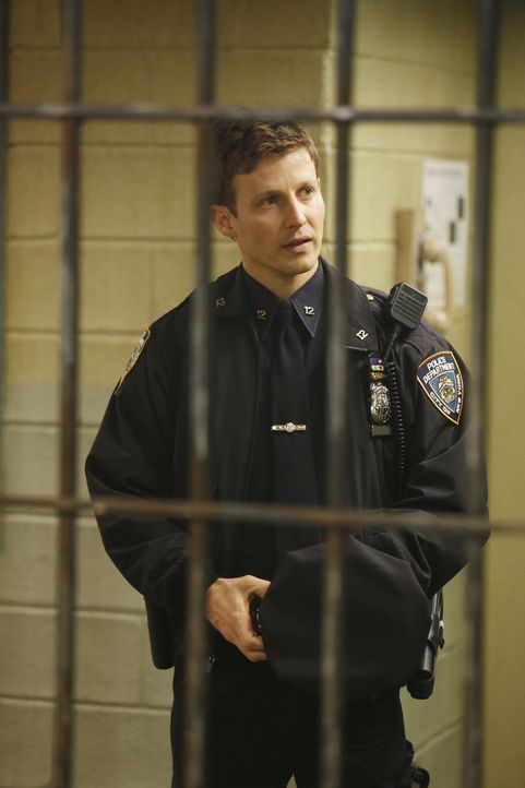 Wird der geistig zurückgebliebene Hector im Knast gefoltert? Jamie (Will Estes) wird misstrauisch, nachdem die Ermittler seine Informationen ignorie... - Bildquelle: Craig Blankenhorn 2013 CBS Broadcasting Inc. All Rights Reserved.
