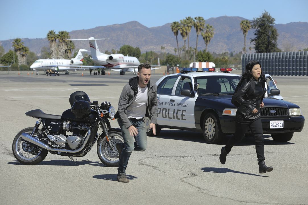Ein Junge wird im Fahrwerksschacht eines Flugzeuges entdeckt. Können Toby (Eddie Kaye Thomas, l.), Happy (Jadyn Wong, r.) und der Rest von Team Scor... - Bildquelle: Michael Yarish 2018 CBS Broadcasting, Inc. All Rights Reserved.