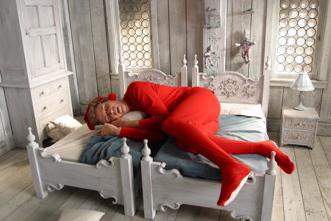 Da Buddy (Will Ferrell) etwas größer geraten ist als die anderen Elfen, bekommt er zwei Betten .. - Bildquelle: Warner Bros. Television