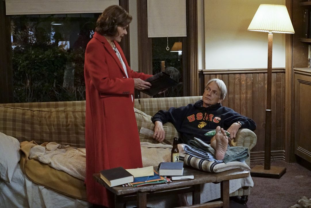 Gemeinsam ermitteln sie in einem neuen Mordfall: Gibbs (Mark Harmon, r.) und Judith McKnight (Jessica Walter, l.) ... - Bildquelle: Cliff Lipson CBS Television / Cliff Lipson