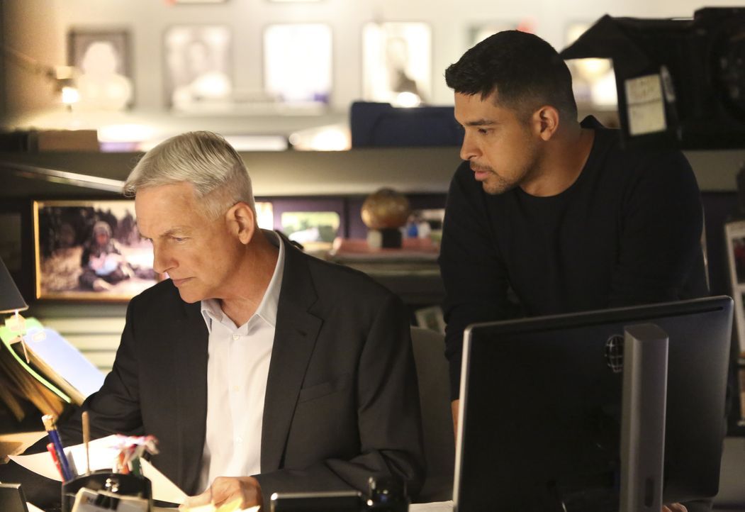 Noch tappen Gibbs (Mark Harmon, l.) und Torres (Wilmer Valderrama, r.) im Dunkeln: Wollte der vergiftete Bruno etwa 50 Leute mit einer Bombe in die... - Bildquelle: Patrick McElhenney 2016 CBS Broadcasting, Inc. All Rights Reserved / Patrick McElhenney