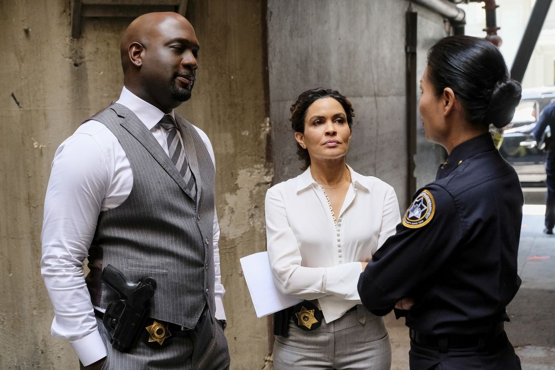 Ausgerechnet als sich Detective Cavanaugh (Richard T. Jones, l.), Detective Ruiz (Ion Overman, M.) und Deputy Chief Elaine Wu (Gwendoline Yeo, r.) n... - Bildquelle: Darren Michaels Darren Michales   2017 CBS Broadcasting, Inc. All Rights Reserved.