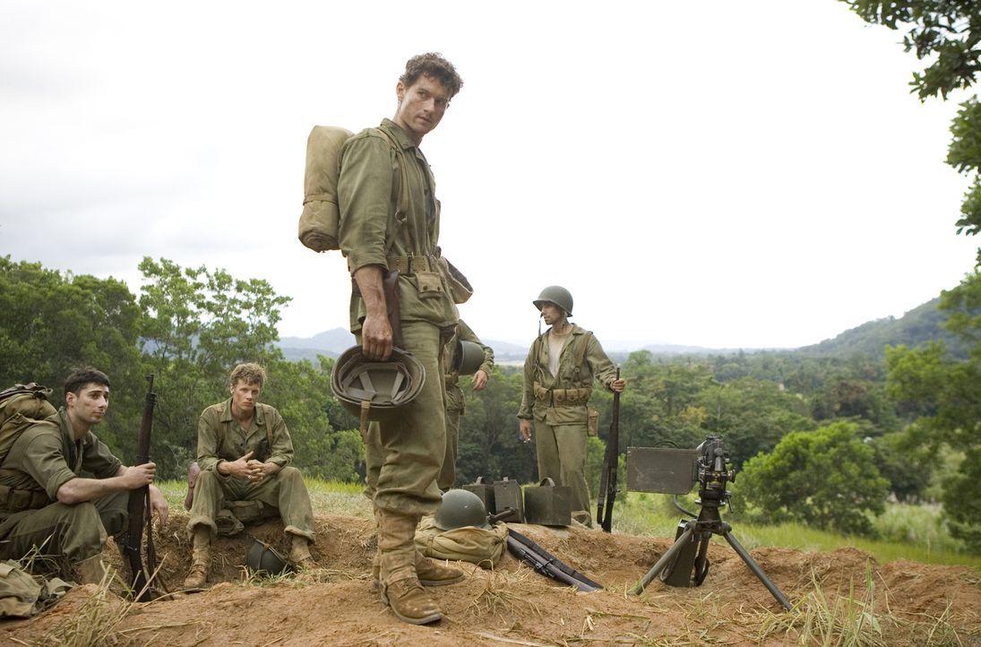 Lernen die Brutalität des Krieges hautnah kennen: US-Marine Robert Leckie (James Badge Dale, 2.v.r.) und seine jungen Kameraden ... - Bildquelle: Home Box Office Inc. All Rights Reserved.