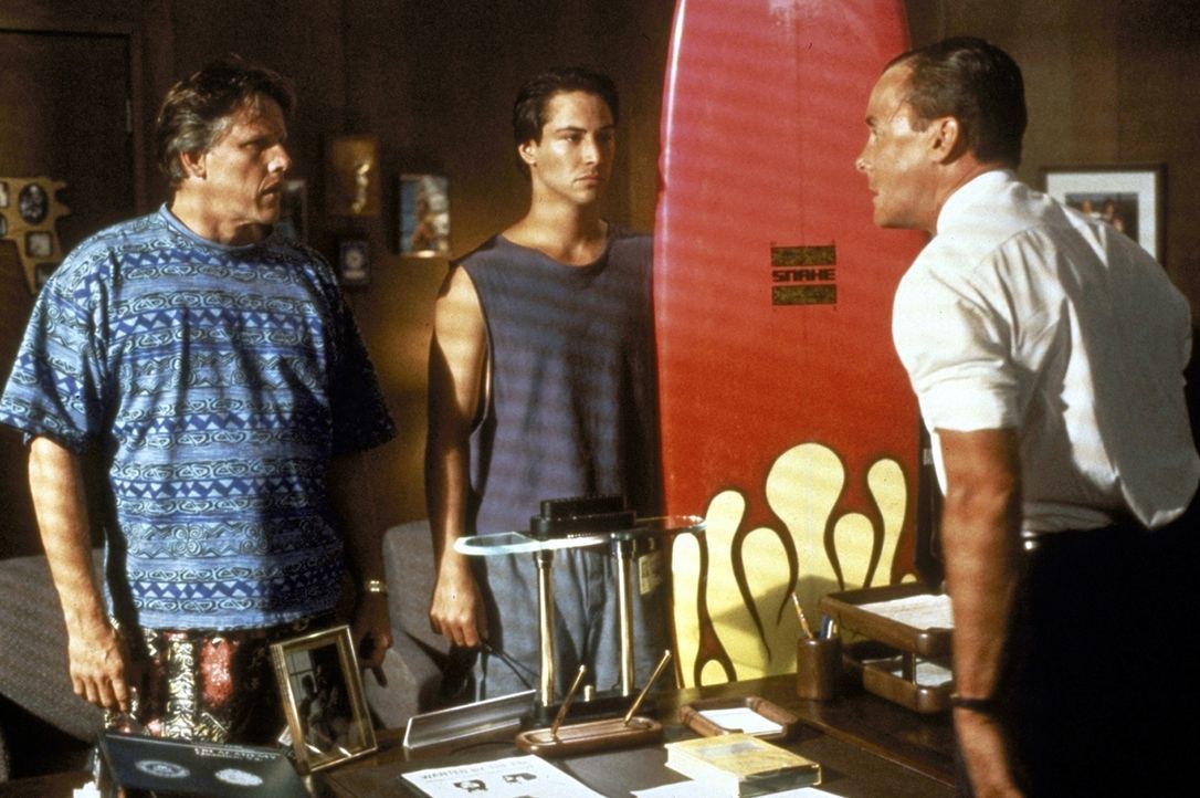 Die Polizisten Ben Harp (John C. McGinley, r.) und Pappas (Gary Busey, l.) setzen den jungen FBI-Agenten Johnny Utah (Keanu Reeves, M.) auf die Surf... - Bildquelle: Largo International N.V. All rights reserved.
