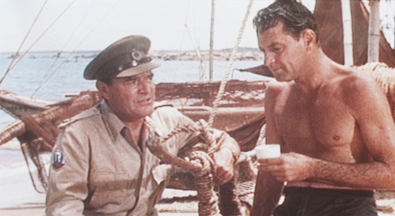 Major Warden (Jack Hawkins, l.) erzählt Shears (William Holden, r.) von seinem Plan, die Brücke am Kwai in die Luft zu sprengen ...