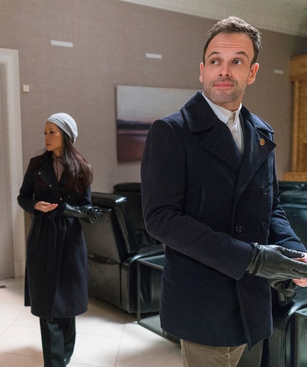 Als der Arzt Vincent Bader spurlos verschwindet, übernehmen Holmes (Jonny Lee Miller, l.) und Watson (Lucy Liu, r.) den Fall. Während ihrer Ermittlu... - Bildquelle: Michael Parmelee 2016 CBS Broadcasting Inc. All Rights Reserved.