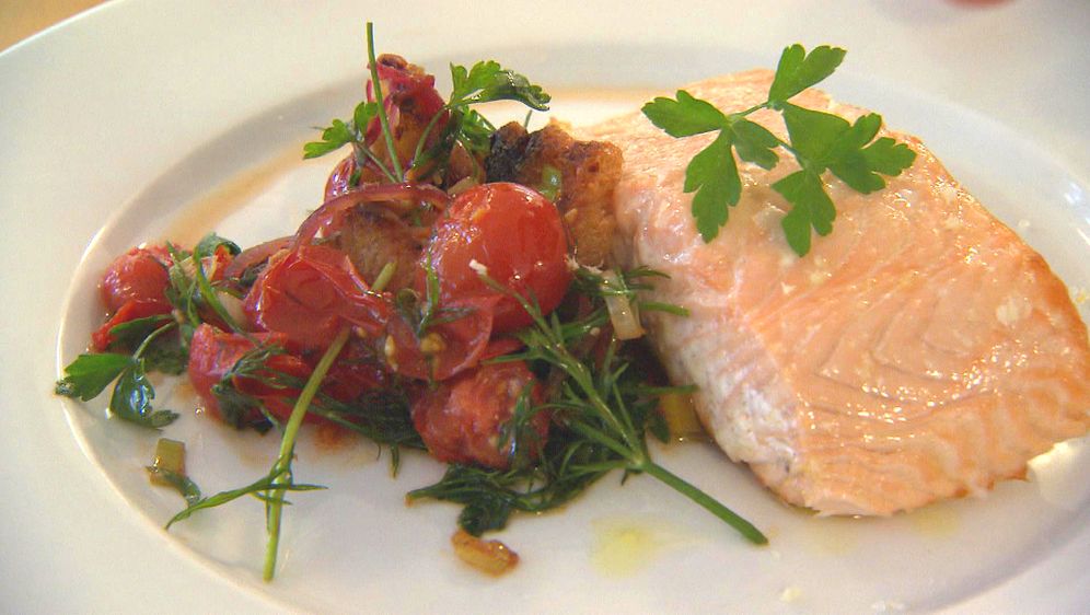 Lachsfilet auf Paprikagemüse mit Tomate - Rezept von Frank Rosin