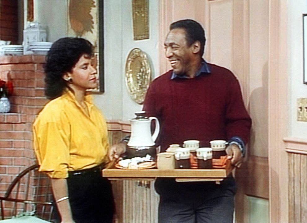 Cliff (Bill Cosby, r.) schwärmt sehr von der jungen Dame im Wohnzimmer, was Clair (Phylicia Rashad, l.) gar nicht gefällt. - Bildquelle: Viacom