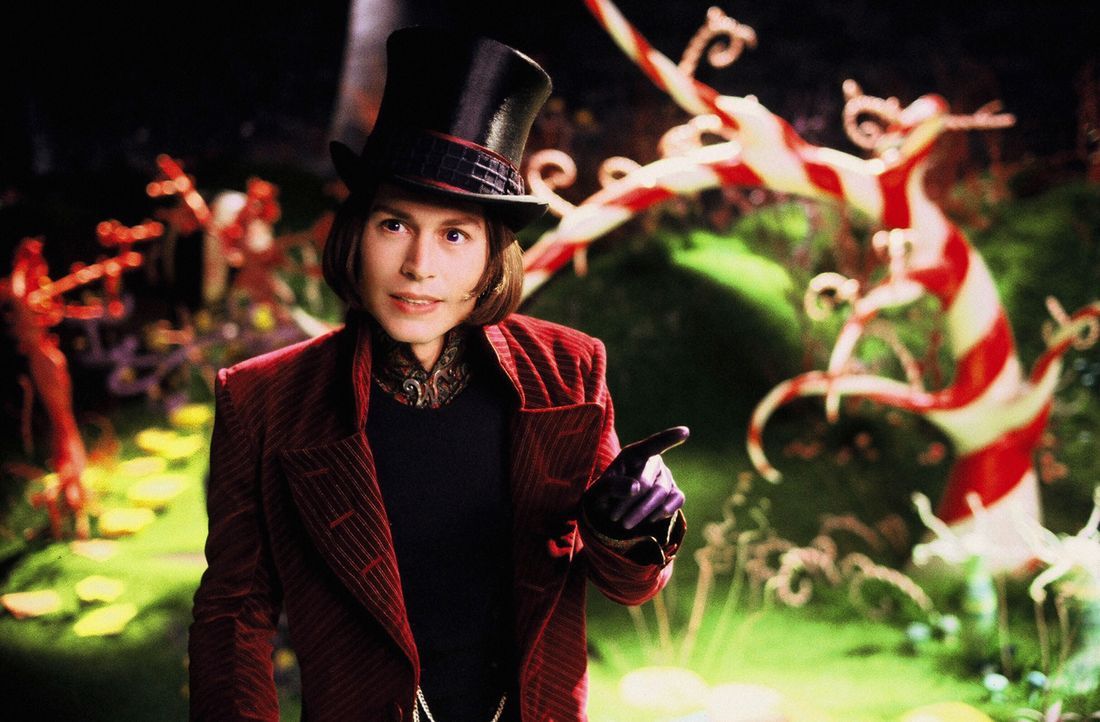 Die gesamte Welt ist in heller Aufruhr: Der legendäre Schokoladenfabrikant Willy Wonka (Johnny Depp) hat ein Gewinnspiel gestartet. In fünf seiner b... - Bildquelle: © Warner Bros. Pictures