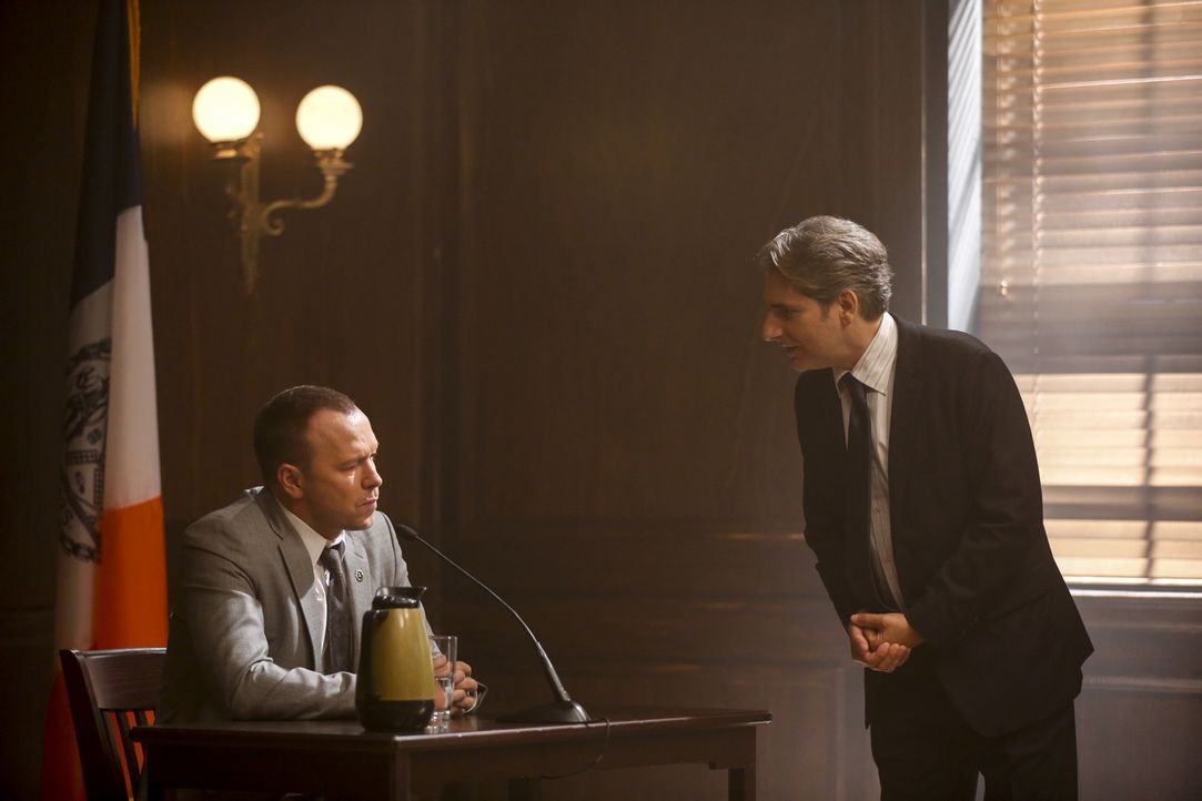 Als neue Beweise auftauchen, wirft Lewis (Michael Imperioli, r.) Danny (Donnie Wahlberg, l.) vor, den Serienmörder Wilder aus Rache getötet zu haben... - Bildquelle: Craig Blankenhorn 2016 CBS Broadcasting Inc. All Rights Reserved