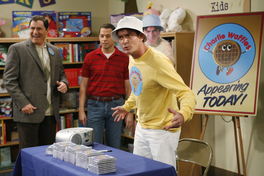 Charlie (Charlie Sheen, r.) hat einen Produzenten für seine Kinderlieder gefunden und sich deshalb den Künstlernamen "Charlie Waffles" zugelegt ... - Bildquelle: Warner Brothers Entertainment Inc.