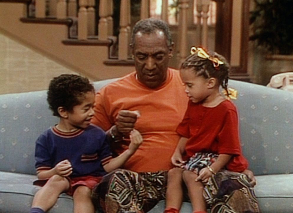 Cliff (Bill Cosby, M.) spielt mit seinen Enkeln Winnie (Jessica Vaughn, r.) und Nelson (Gary Gray, l.). - Bildquelle: Viacom