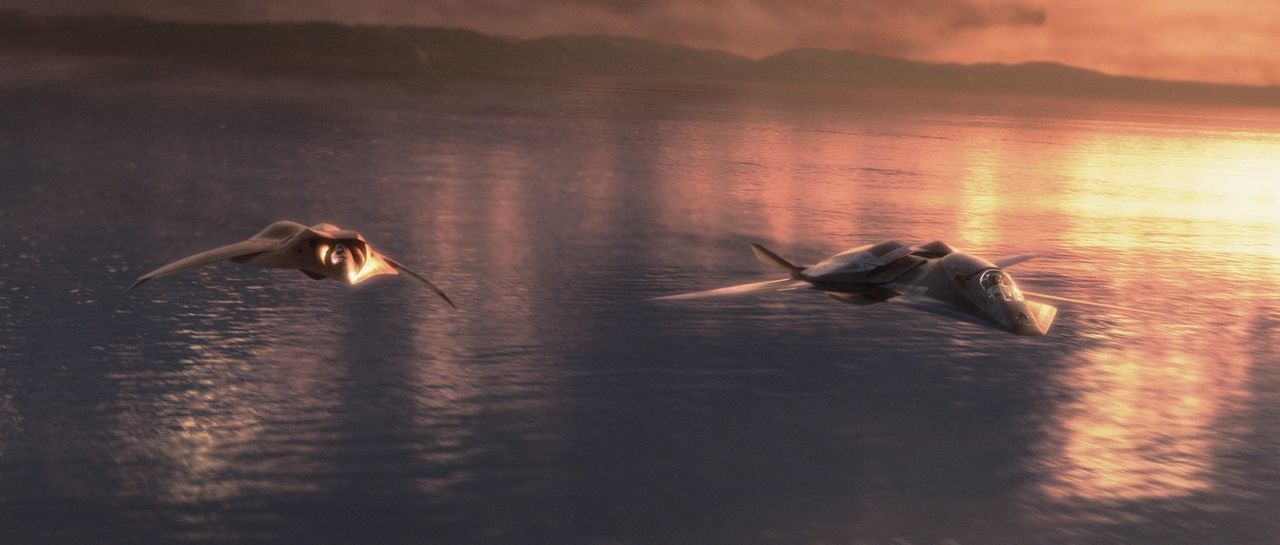 In den ersten Flügen läuft alles wunderbar. Doch dann wird der unbemannte Stealth-Überschallbomber "EDI" von einem Blitz getroffen, und entwickelt e... - Bildquelle: 2005 Columbia Pictures Industries, Inc. All Rights Reserved.