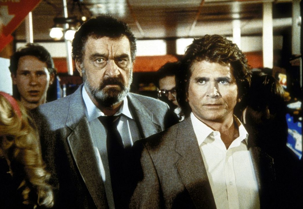 Jonathan (Michael Landon, r.) und Mark (Victor French, 2.v.r.) wollen dem Dealer an der Uni auf die Schliche kommen. - Bildquelle: Worldvision Enterprises, Inc.