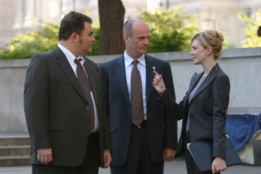Werden John (John Finn, M.), Nick (Jeremy Ratchford, l.) und Lilly (Kathryn Morris, r.) den Fall lösen? - Bildquelle: Warner Bros. Television