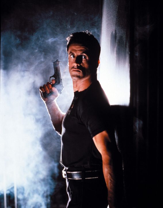 Auf der Jagd nach dem Killer Phoenix: Sergeant John Spartan (Sylvester Stallone) ... - Bildquelle: Warner Brothers International Television Distribution Inc.