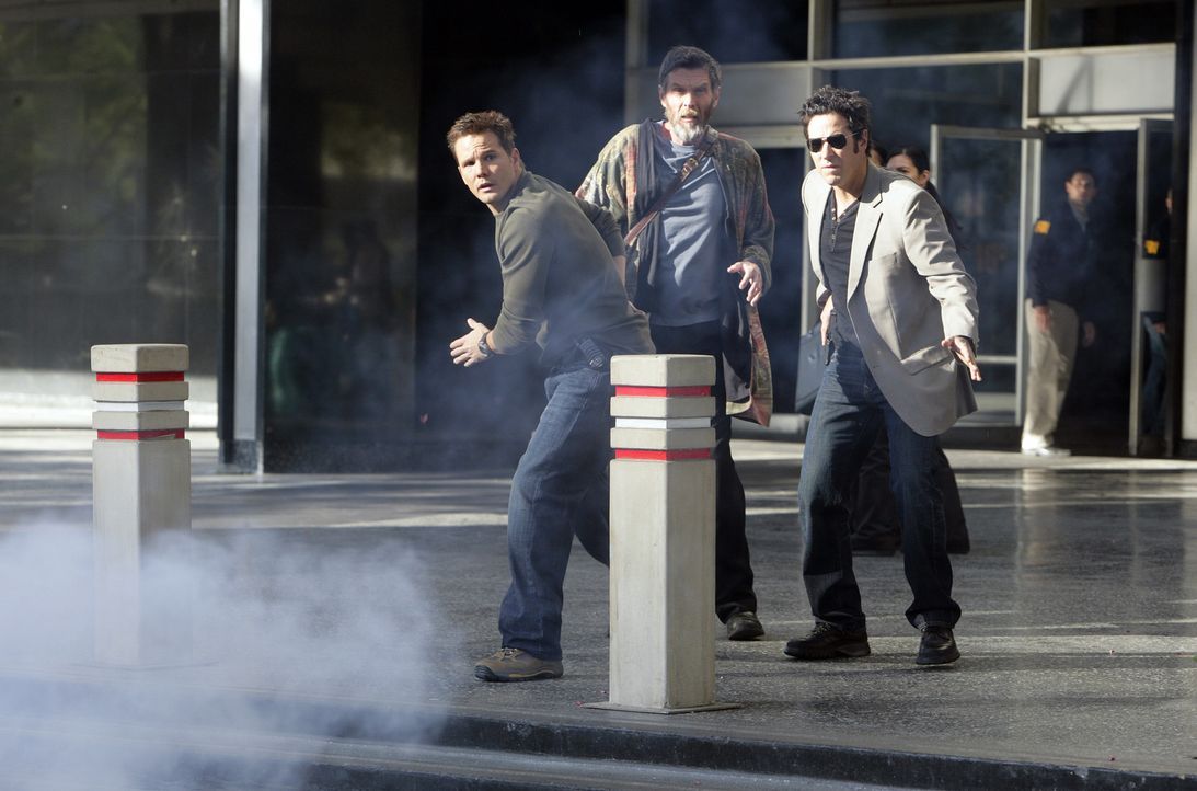 In dem neuen Fall müssen Colby (Dylan Bruno, l.) und Don (Rob Morrow, r.) mit dem Hellseher Simon Kraft (John Glover, M.) zusammenarbeiten. Schon b... - Bildquelle: Paramount Network Television