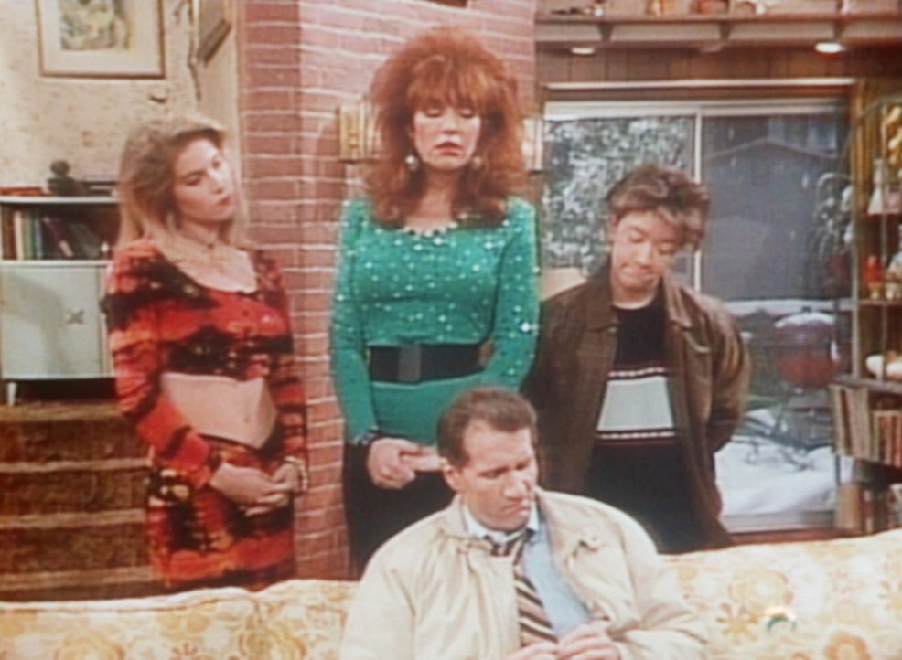 Al (Ed O'Neill, M.) kann Kelly (Christina Applegate), Peggy (Katey Segal, 2.v.l.) und Bud (David Faustino, r.) keine Weihnachtsgeschenke machen. - Bildquelle: Columbia Pictures