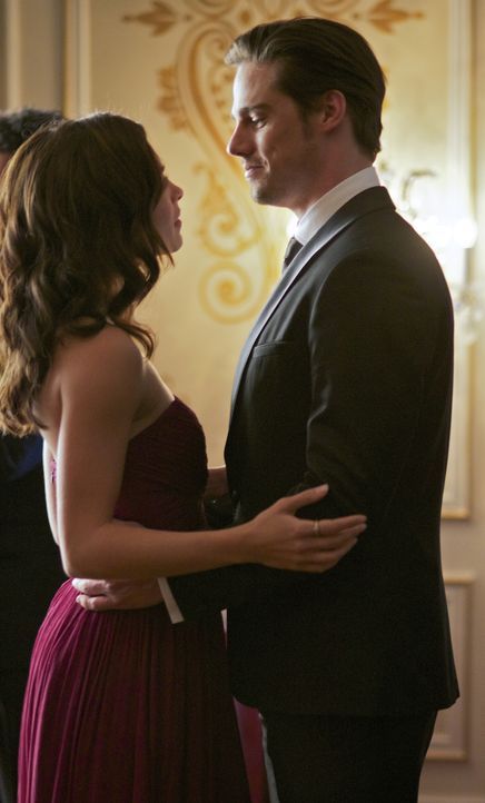 Als Vincent (Jay Ryan, r.) überraschend auf der Hochzeit von Cats (Kristin Kreuk, l.) Vater auftaucht, ist sie überglücklich ... - Bildquelle: 2012 The CW Network, LLC. All rights reserved.