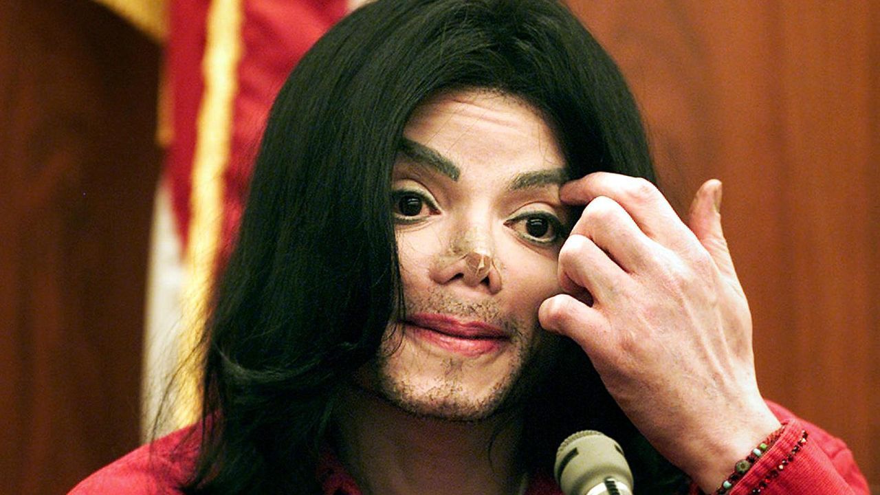 Michael Jackson 2002 bei einem Gerichtstermin  - Bildquelle: AFP