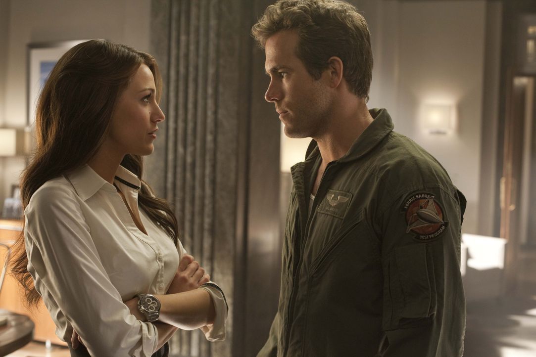 Seit Jahren ist Hal Jordan (Ryan Reynolds, r.) in die attraktive Carol Ferris (Blake Lively, l.) verliebt, doch diese zeigt ihm die kalte Schulter -... - Bildquelle: Warner Bros.
