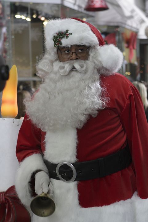 Um das Geschehen im Einkaufzentrum besser bewachen zu können, verkleidet sich Winston (Chi McBride) als Weihnachtsmann  ... - Bildquelle: 2011  Warner Bros.
